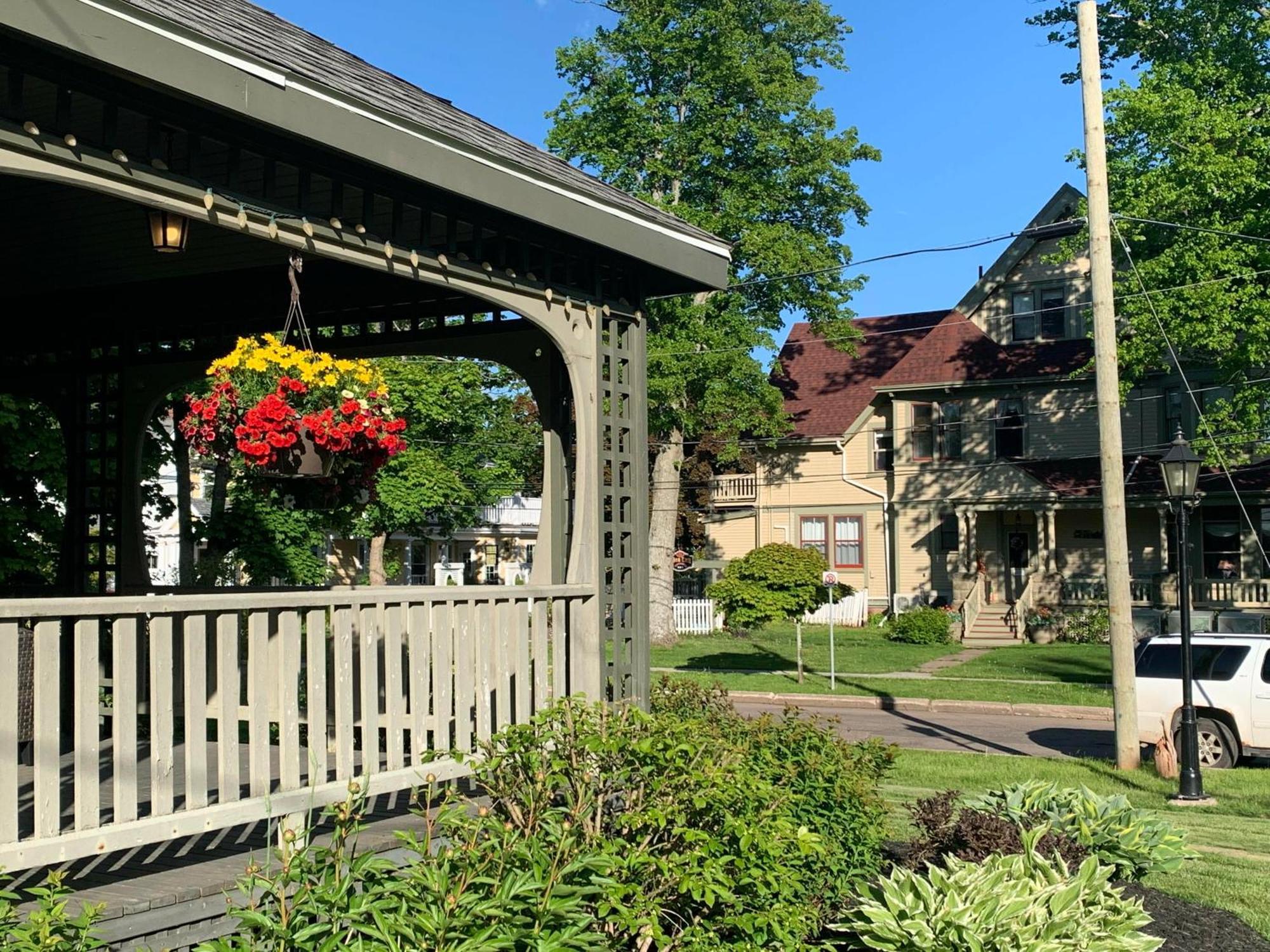 No 1 Grafton Inn Σάρλοτ Τάουν Εξωτερικό φωτογραφία